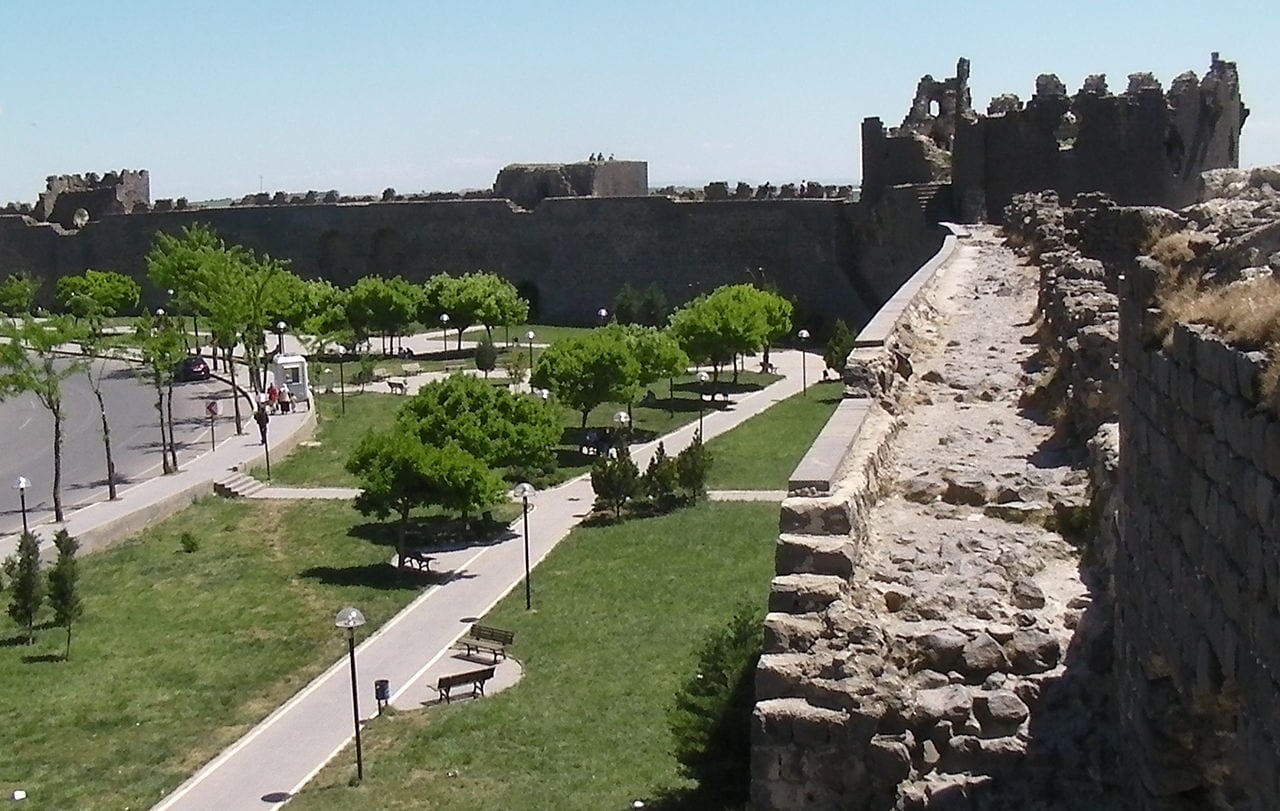 1280px-Diyarbakir_walls