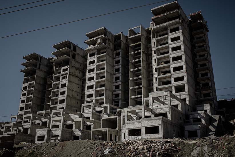 Unfinished buildings in Sulaymaniyah, Kurdistan, Iraq. Construction projects across Iraqi Kurdistan have ground to a halt as Kurdistan’s economy falls further into crisis. Unfinished buildings dot the landscape in cities across the region. (Photograph by Cengiz Yar)